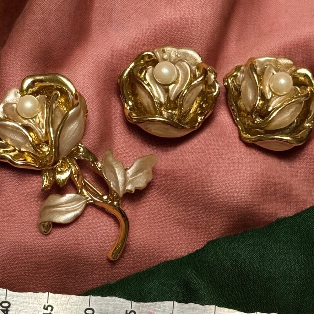 Vintage Elegant Gold and Cream Floral Rose with Pearl Brooch & Earrings